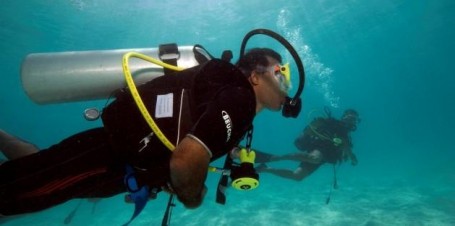 Maldivian President Mohammed Nasheed arrives for an underwater meeting of the Maldives' Cabinet (AP Photo/Mohammed Seeneen).